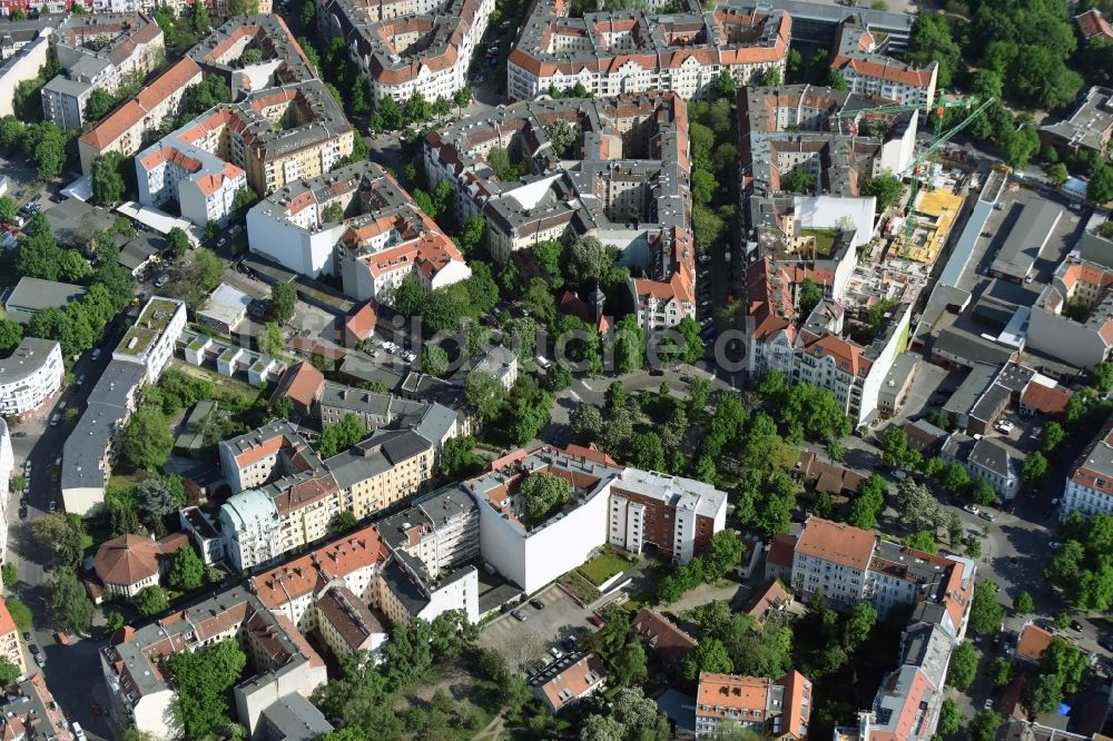 Berlin von oben - Wohngebiet einer Mehrfamilienhaussiedlung in Berlin