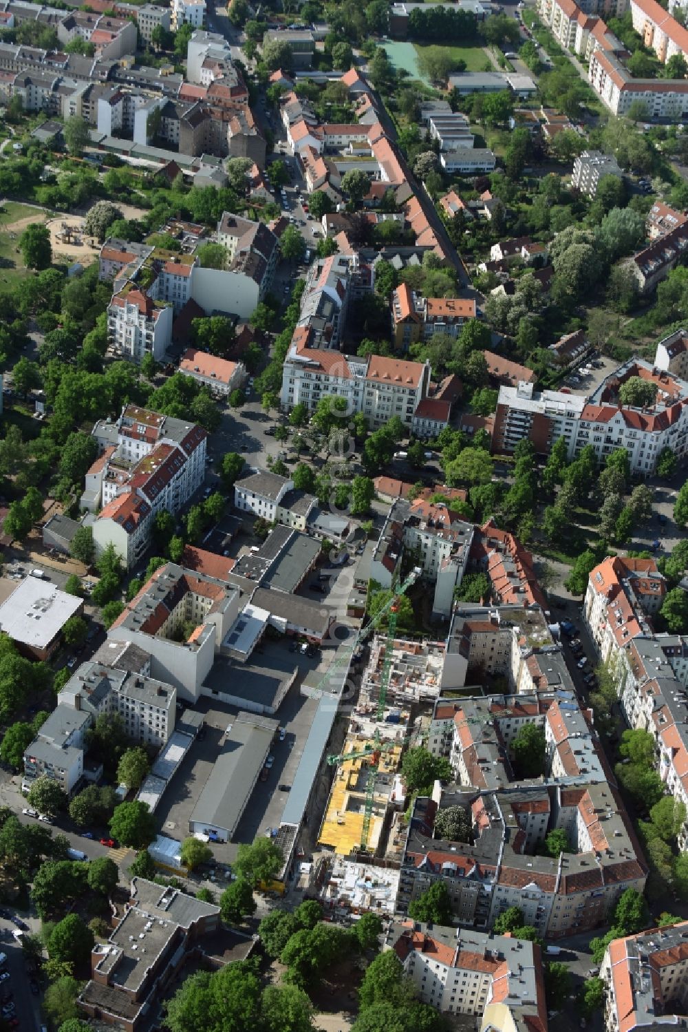 Luftaufnahme Berlin - Wohngebiet einer Mehrfamilienhaussiedlung in Berlin