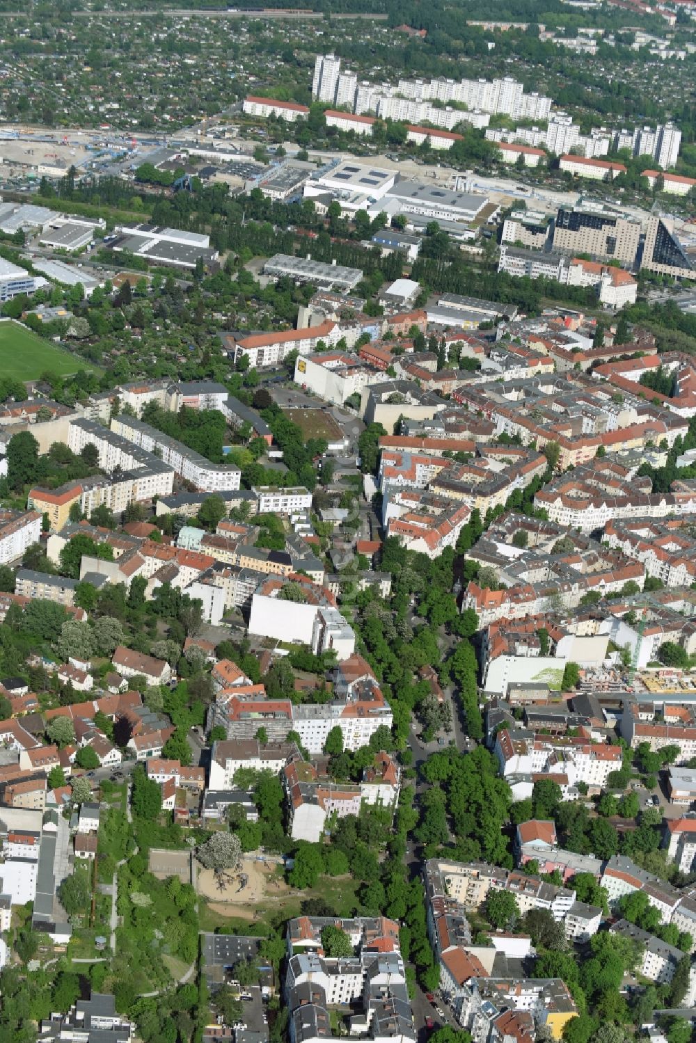 Luftbild Berlin - Wohngebiet einer Mehrfamilienhaussiedlung in Berlin