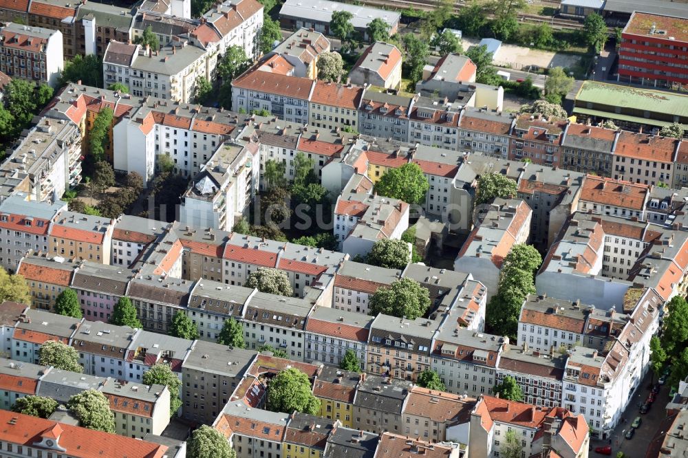 Luftaufnahme Berlin - Wohngebiet einer Mehrfamilienhaussiedlung in Berlin