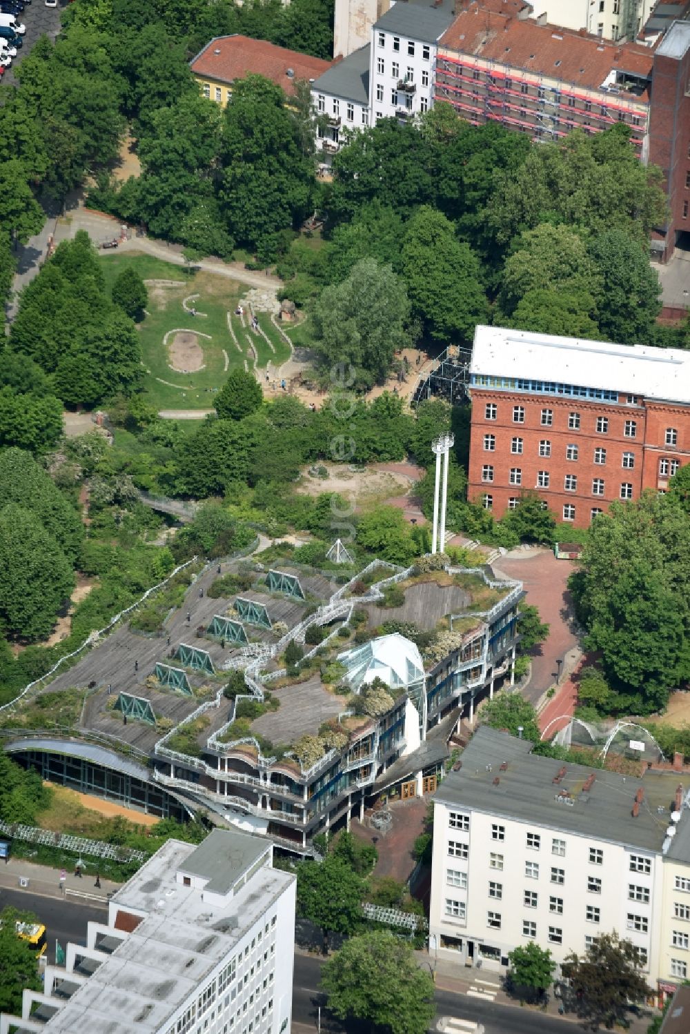 Luftaufnahme Berlin - Wohngebiet einer Mehrfamilienhaussiedlung in Berlin