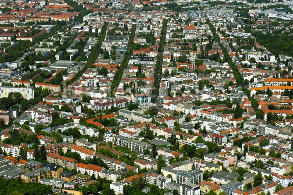 Berlin von oben - Wohngebiet der Mehrfamilienhaussiedlung Berliner Allee - Antonplatz in Weißensee in Berlin, Deutschland