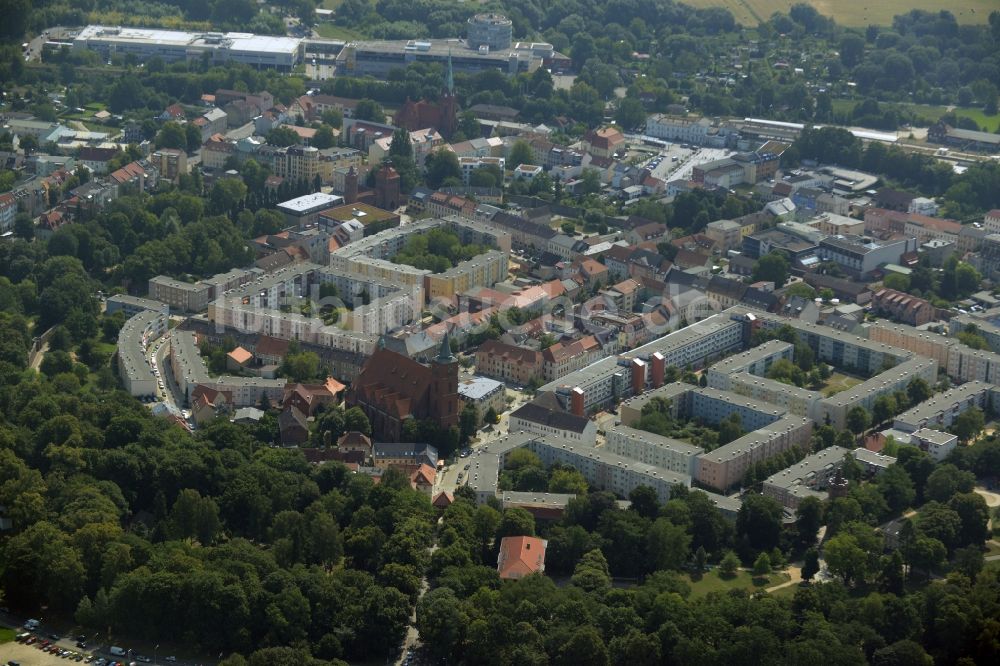 Bernau bei Berlin aus der Vogelperspektive: Wohngebiet einer Mehrfamilienhaussiedlung in Bernau bei Berlin im Bundesland Brandenburg