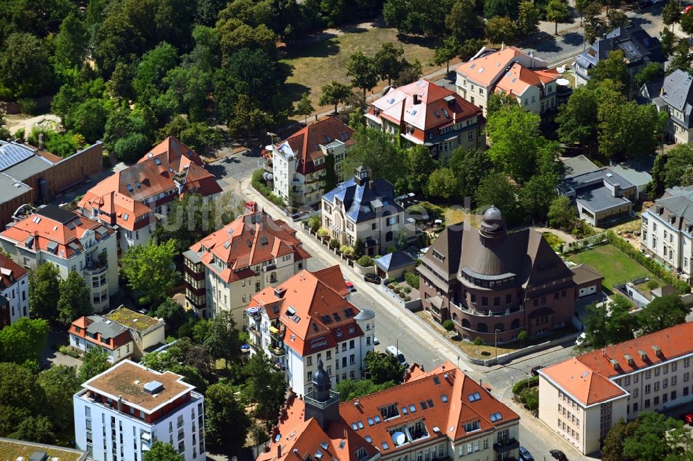 Leipzig aus der Vogelperspektive: Wohngebiet der Mehrfamilienhaussiedlung mit Blick auf eine Villa an der Lumumbastraße in Leipzig im Bundesland Sachsen, Deutschland