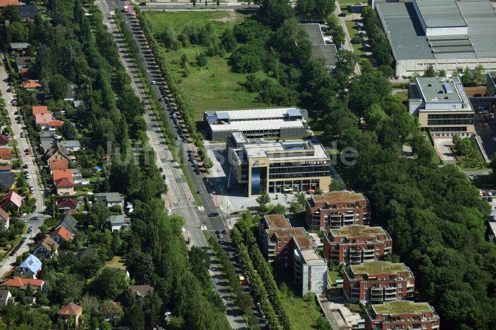 Luftbild Berlin - Wohngebiet einer Mehrfamilienhaussiedlung Blumberger Damm mit dem Gesundheitszentrum am ukb Warener Straße in Berlin