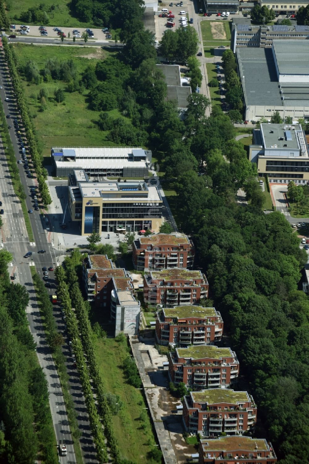 Berlin von oben - Wohngebiet einer Mehrfamilienhaussiedlung Blumberger Damm mit dem Gesundheitszentrum am ukb Warener Straße in Berlin