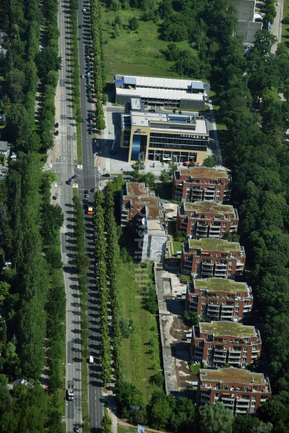 Berlin aus der Vogelperspektive: Wohngebiet einer Mehrfamilienhaussiedlung Blumberger Damm mit dem Gesundheitszentrum am ukb Warener Straße in Berlin