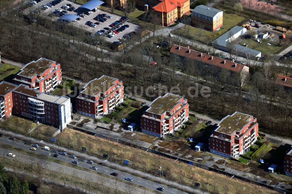 Luftbild Berlin - Wohngebiet einer Mehrfamilienhaussiedlung am Blumberger Damm im Ortsteil Marzahn in Berlin, Deutschland