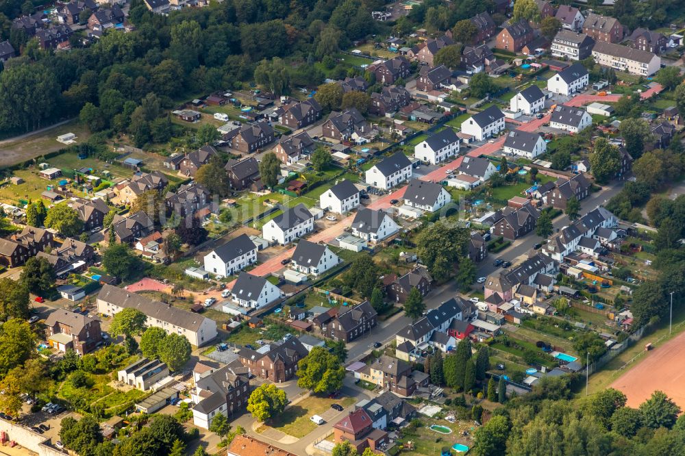 Luftaufnahme Bottrop - Wohngebiet einer Mehrfamilienhaussiedlung in Bottrop Ebel im Bundesland Nordrhein-Westfalen