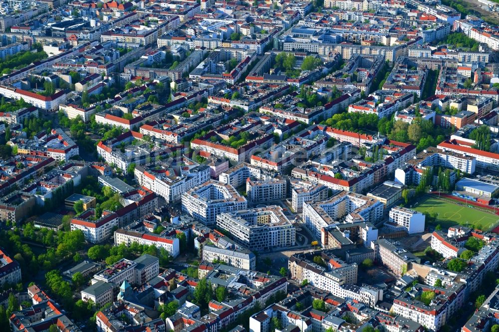 Berlin aus der Vogelperspektive: Wohngebiet der Mehrfamilienhaussiedlung Box Seven am Freudenberg- Areal im Ortsteil Friedrichshain in Berlin, Deutschland