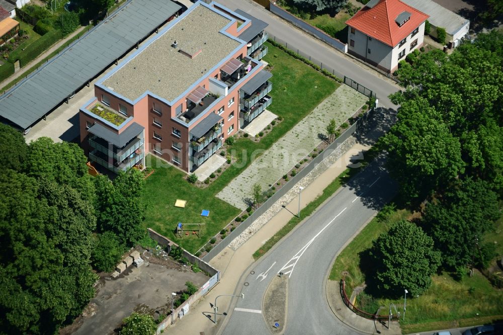 Halberstadt von oben - Wohngebiet einer Mehrfamilienhaussiedlung Braunschweiger Straße - Feldweg in Halberstadt im Bundesland Sachsen-Anhalt