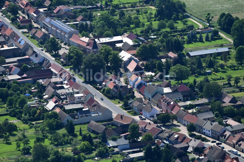 Luftaufnahme Brück - Wohngebiet einer Mehrfamilienhaussiedlung in Brück im Bundesland Brandenburg