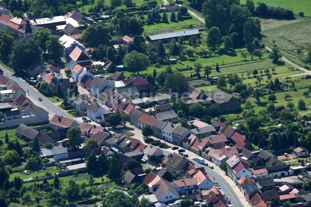 Brück von oben - Wohngebiet einer Mehrfamilienhaussiedlung in Brück im Bundesland Brandenburg