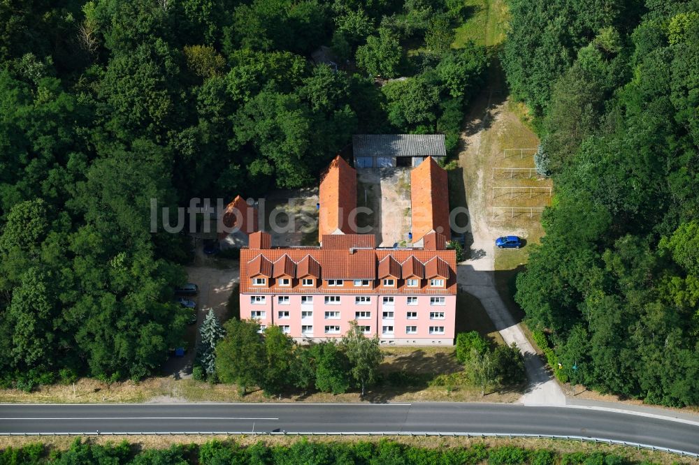 Falkenberg von oben - Wohngebiet der Mehrfamilienhaussiedlung an der Bundesstraße 167 in Falkenberg im Bundesland Brandenburg, Deutschland