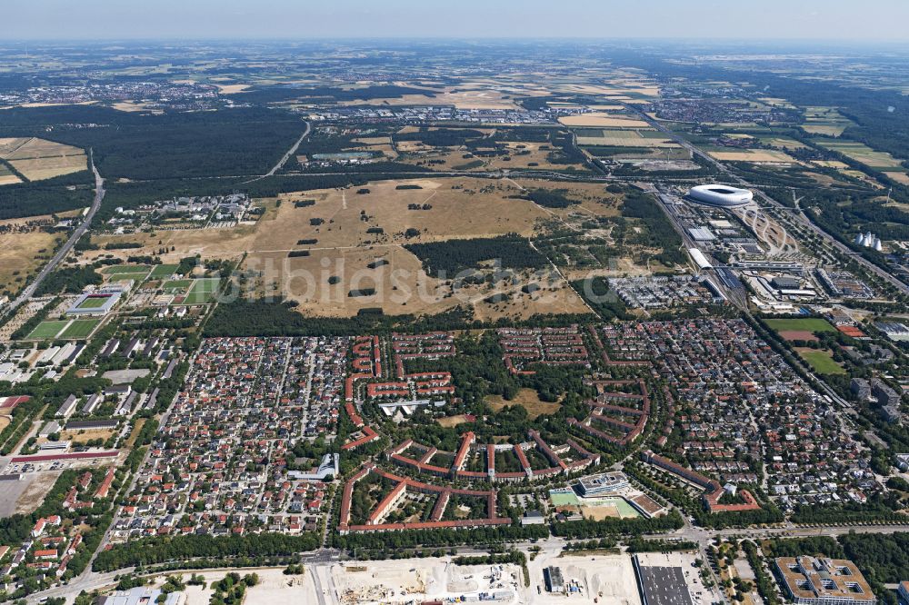 München aus der Vogelperspektive: Wohngebiet der Mehrfamilienhaussiedlung am Carl-Orff-Bogen in München Freimann im Bundesland Bayern, Deutschland