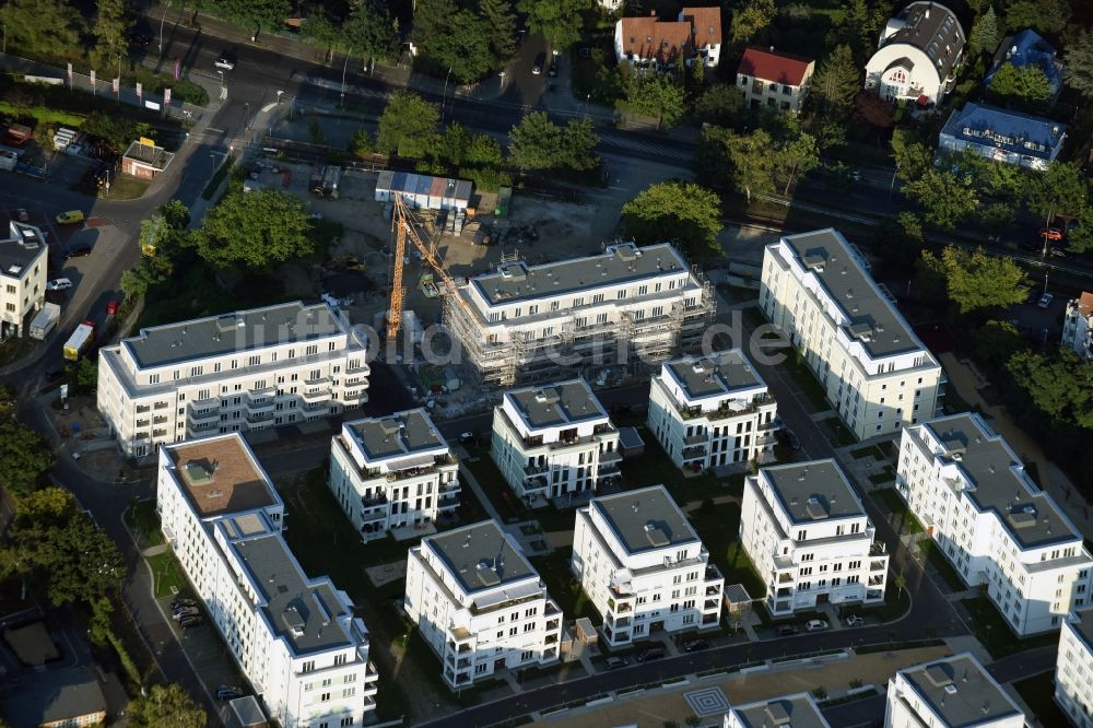 Berlin von oben - Wohngebiet der Mehrfamilienhaussiedlung Cedelia im Ortsteil Zehlendorf in Berlin, Deutschland