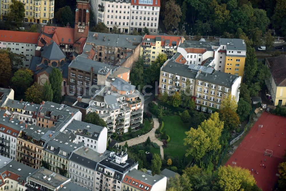 Luftaufnahme Berlin - Wohngebiet einer Mehrfamilienhaussiedlung Choriner Straße - Schönhauers Allee im Stadtteil Prenzlauer Berg in Berlin