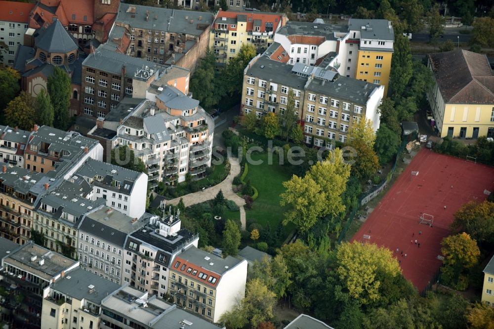 Berlin von oben - Wohngebiet einer Mehrfamilienhaussiedlung Choriner Straße - Schönhauers Allee im Stadtteil Prenzlauer Berg in Berlin