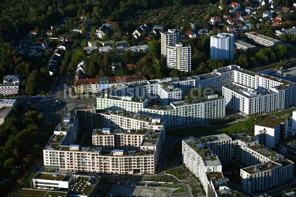 Luftaufnahme München - Wohngebiet der Mehrfamilienhaussiedlung Christel-Küpper-Platz im Ortsteil Obersendling in München im Bundesland Bayern, Deutschland