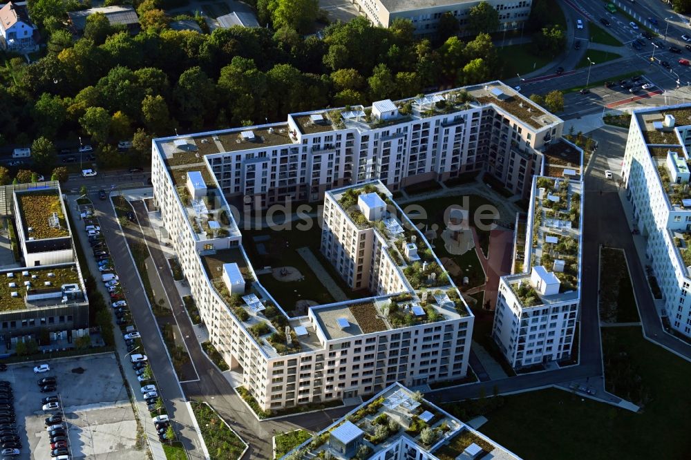 München von oben - Wohngebiet der Mehrfamilienhaussiedlung Christel-Küpper-Platz im Ortsteil Obersendling in München im Bundesland Bayern, Deutschland