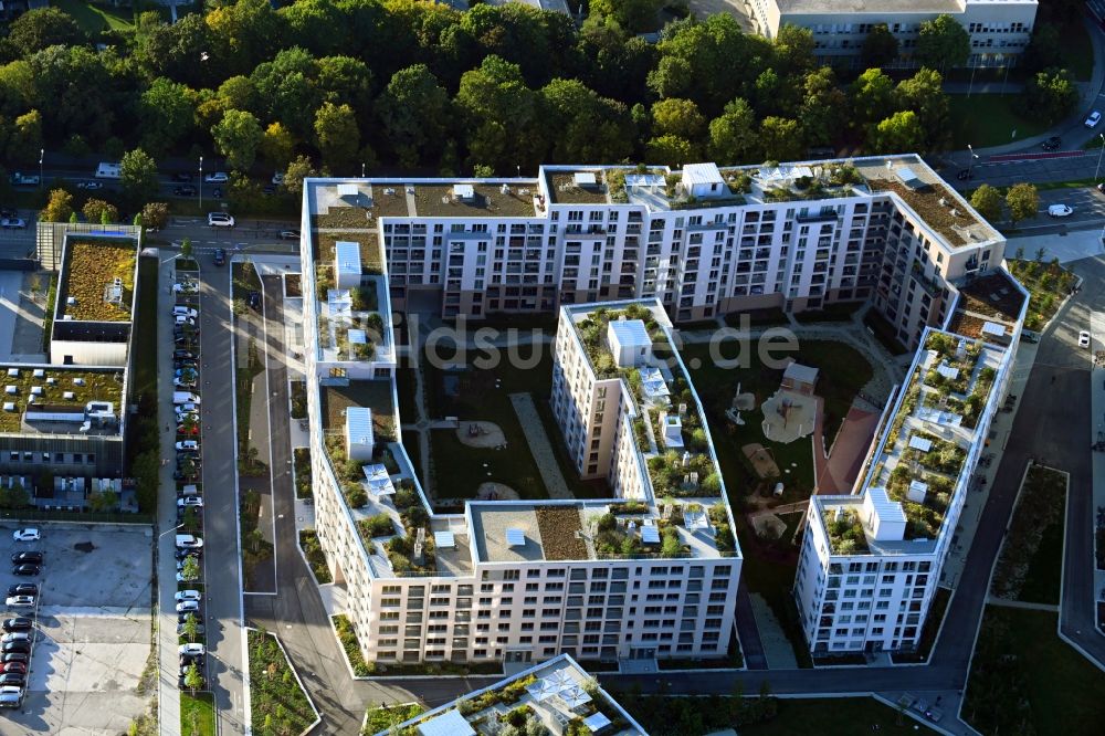 München aus der Vogelperspektive: Wohngebiet der Mehrfamilienhaussiedlung Christel-Küpper-Platz im Ortsteil Obersendling in München im Bundesland Bayern, Deutschland