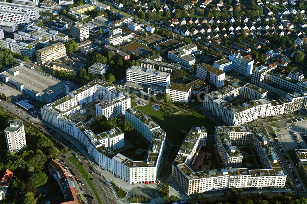 Luftaufnahme München - Wohngebiet der Mehrfamilienhaussiedlung Christel-Küpper-Platz im Ortsteil Obersendling in München im Bundesland Bayern, Deutschland