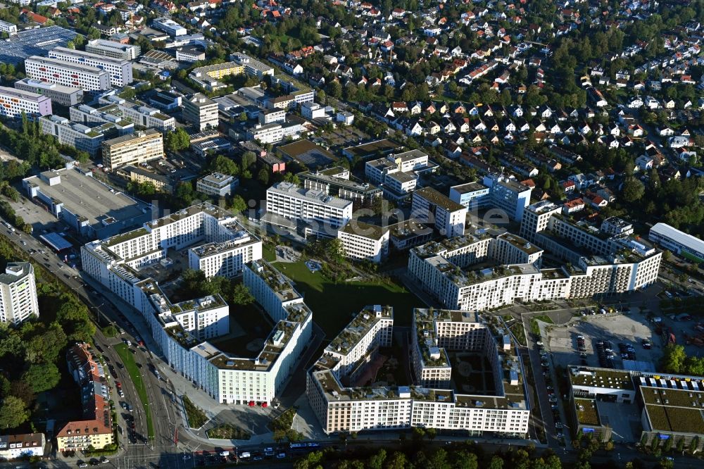 München aus der Vogelperspektive: Wohngebiet der Mehrfamilienhaussiedlung Christel-Küpper-Platz im Ortsteil Obersendling in München im Bundesland Bayern, Deutschland