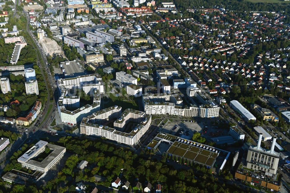 München aus der Vogelperspektive: Wohngebiet der Mehrfamilienhaussiedlung Christel-Küpper-Platz im Ortsteil Obersendling in München im Bundesland Bayern, Deutschland