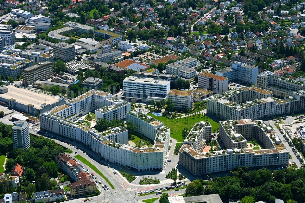 München aus der Vogelperspektive: Wohngebiet der Mehrfamilienhaussiedlung Christel-Küpper-Platz im Ortsteil Obersendling in München im Bundesland Bayern, Deutschland