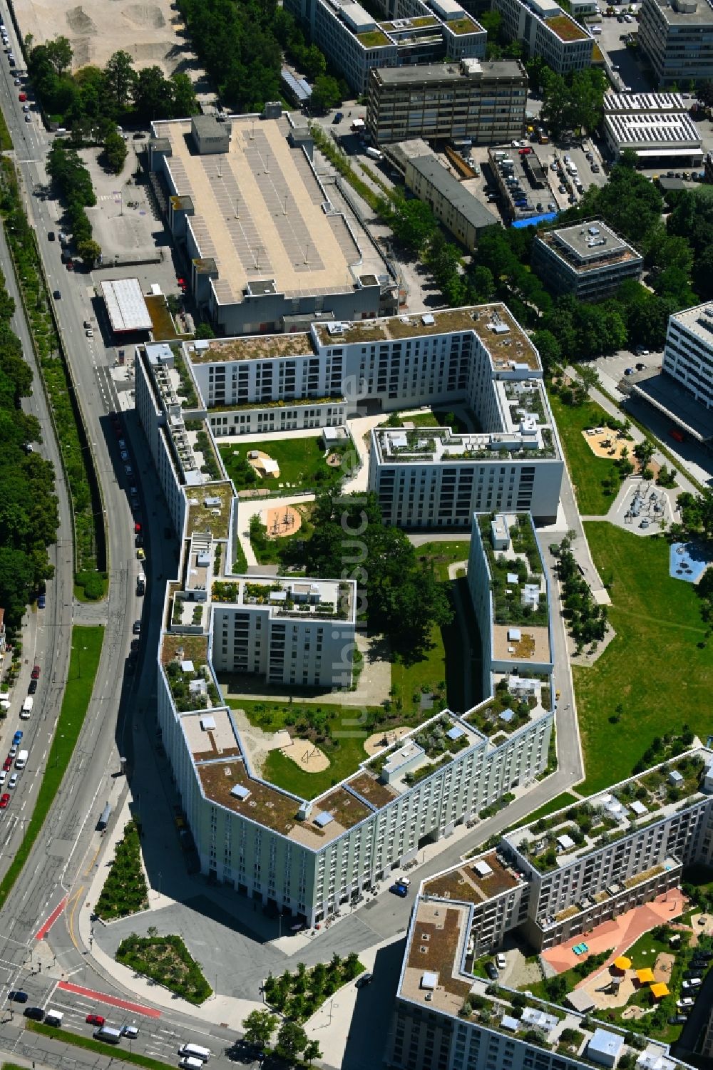 München von oben - Wohngebiet der Mehrfamilienhaussiedlung Christel-Küpper-Platz im Ortsteil Obersendling in München im Bundesland Bayern, Deutschland