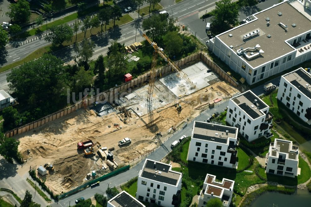 Luftaufnahme Berlin - Wohngebiet einer Mehrfamilienhaussiedlung Clayallee - Hüttenweg im Ortsteil Dahlem in Berlin, Deutschland