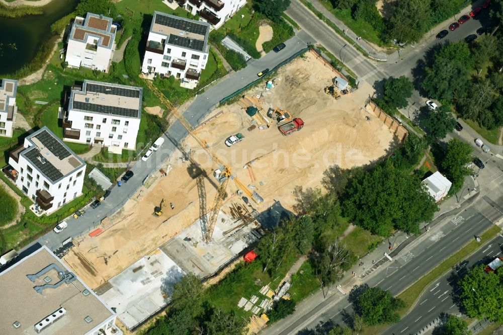 Berlin von oben - Wohngebiet einer Mehrfamilienhaussiedlung Clayallee - Hüttenweg im Ortsteil Dahlem in Berlin, Deutschland