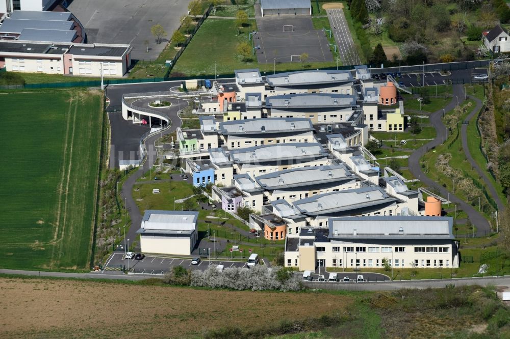 Luftaufnahme Clermont - Wohngebiet einer Mehrfamilienhaussiedlung in Clermont in Nord-Pas-de-Calais Picardie, Frankreich