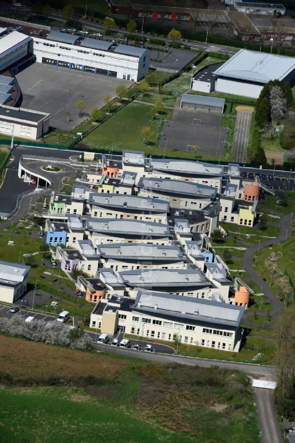 Clermont von oben - Wohngebiet einer Mehrfamilienhaussiedlung in Clermont in Nord-Pas-de-Calais Picardie, Frankreich