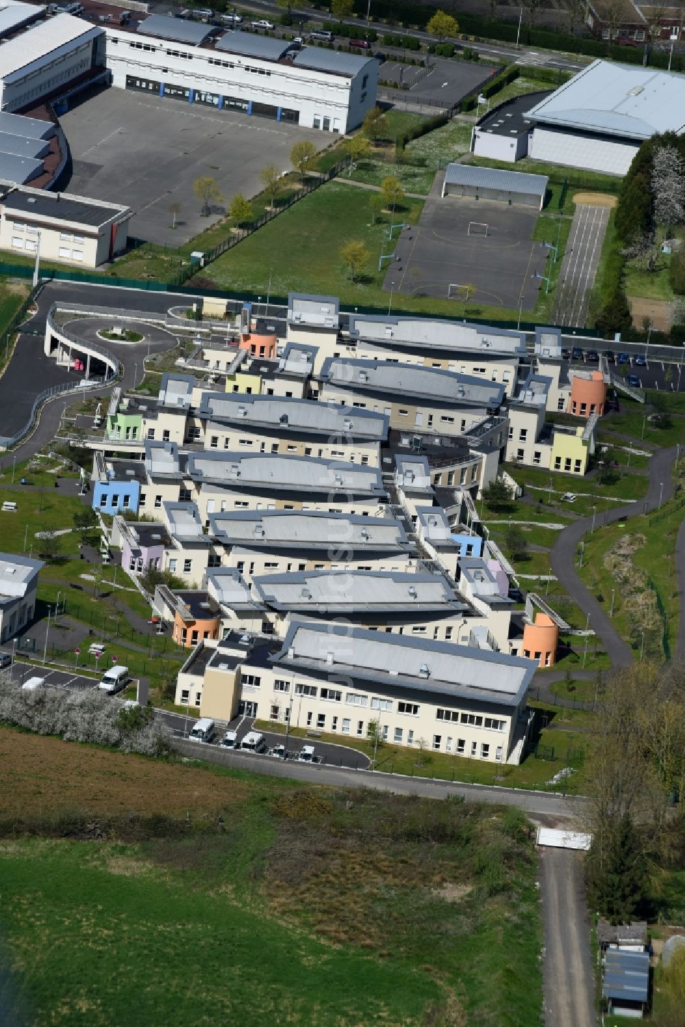 Clermont aus der Vogelperspektive: Wohngebiet einer Mehrfamilienhaussiedlung in Clermont in Nord-Pas-de-Calais Picardie, Frankreich