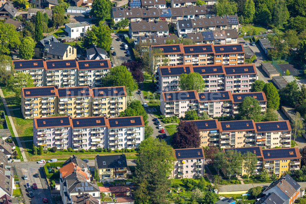 Luftaufnahme Hagen - Wohngebiet der Mehrfamilienhaussiedlung mit auf dem Dach montierten Photovoltaikanlagen in Hagen im Bundesland Nordrhein-Westfalen, Deutschland