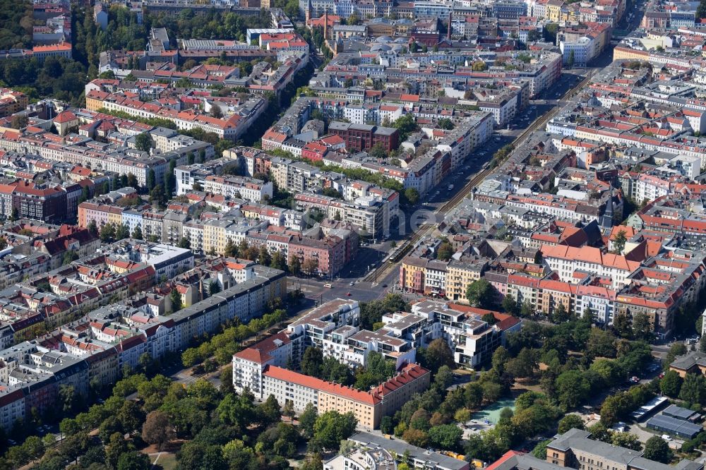 Luftaufnahme Berlin - Wohngebiet der Mehrfamilienhaussiedlung Danziger Straße Ecke Prenzlauer Allee im Ortsteil Prenzlauer Berg in Berlin, Deutschland