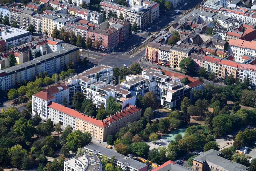 Berlin aus der Vogelperspektive: Wohngebiet der Mehrfamilienhaussiedlung Danziger Straße Ecke Prenzlauer Allee im Ortsteil Prenzlauer Berg in Berlin, Deutschland