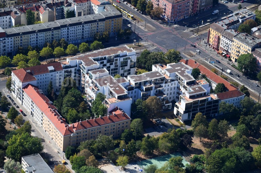 Luftaufnahme Berlin - Wohngebiet der Mehrfamilienhaussiedlung Danziger Straße Ecke Prenzlauer Allee im Ortsteil Prenzlauer Berg in Berlin, Deutschland