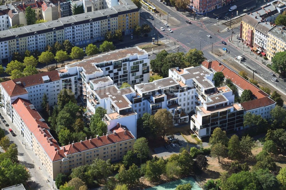 Berlin von oben - Wohngebiet der Mehrfamilienhaussiedlung Danziger Straße Ecke Prenzlauer Allee im Ortsteil Prenzlauer Berg in Berlin, Deutschland