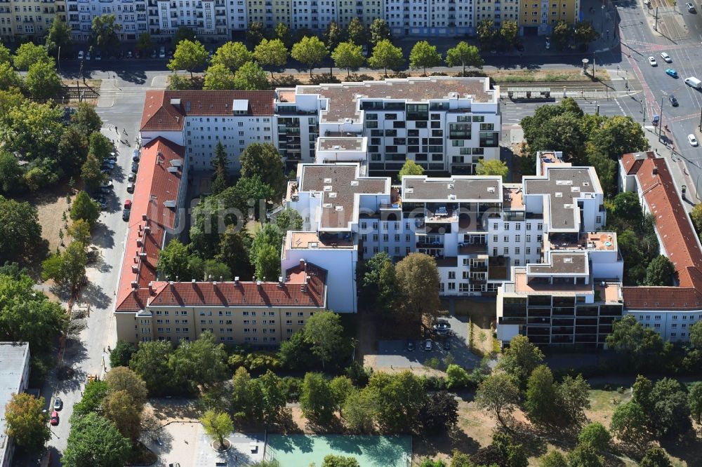 Berlin aus der Vogelperspektive: Wohngebiet der Mehrfamilienhaussiedlung Danziger Straße Ecke Prenzlauer Allee im Ortsteil Prenzlauer Berg in Berlin, Deutschland