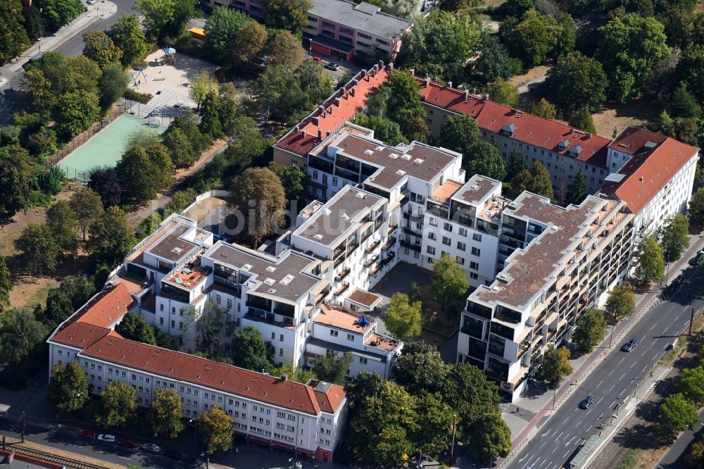 Luftaufnahme Berlin - Wohngebiet der Mehrfamilienhaussiedlung Danziger Straße Ecke Prenzlauer Allee im Ortsteil Prenzlauer Berg in Berlin, Deutschland