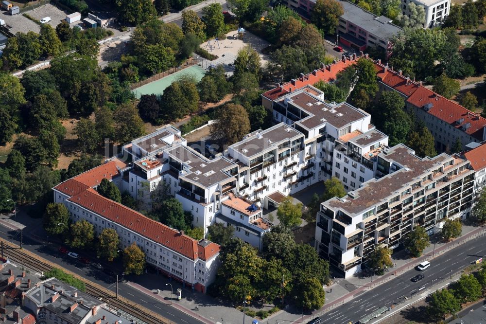 Berlin aus der Vogelperspektive: Wohngebiet der Mehrfamilienhaussiedlung Danziger Straße Ecke Prenzlauer Allee im Ortsteil Prenzlauer Berg in Berlin, Deutschland