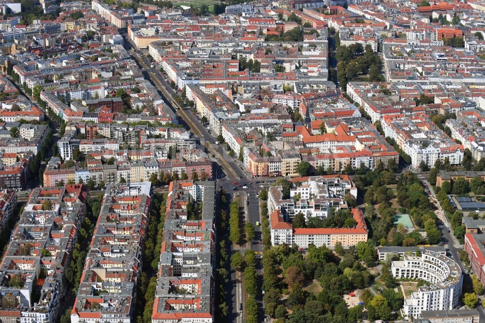 Luftbild Berlin - Wohngebiet der Mehrfamilienhaussiedlung Danziger Straße Ecke Prenzlauer Allee im Ortsteil Prenzlauer Berg in Berlin, Deutschland