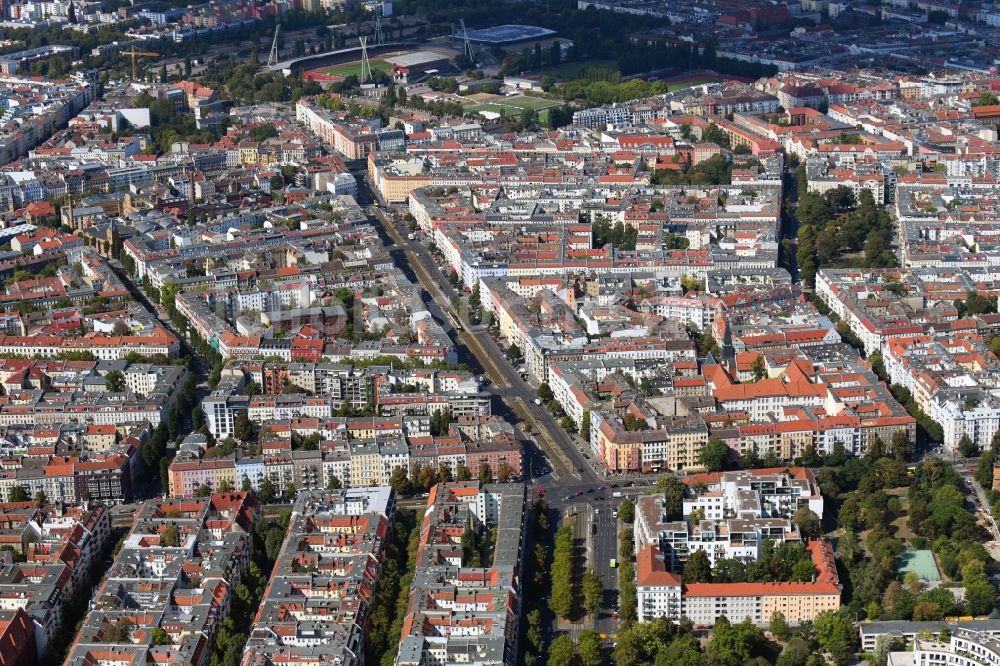 Luftaufnahme Berlin - Wohngebiet der Mehrfamilienhaussiedlung Danziger Straße Ecke Prenzlauer Allee im Ortsteil Prenzlauer Berg in Berlin, Deutschland