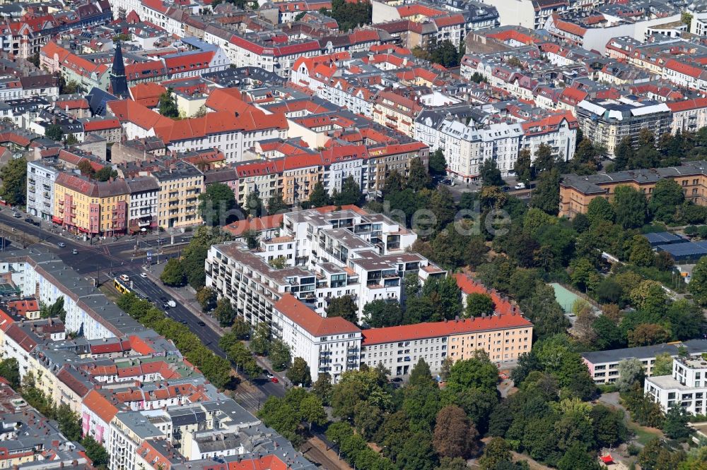 Luftaufnahme Berlin - Wohngebiet der Mehrfamilienhaussiedlung Danziger Straße Ecke Prenzlauer Allee im Ortsteil Prenzlauer Berg in Berlin, Deutschland