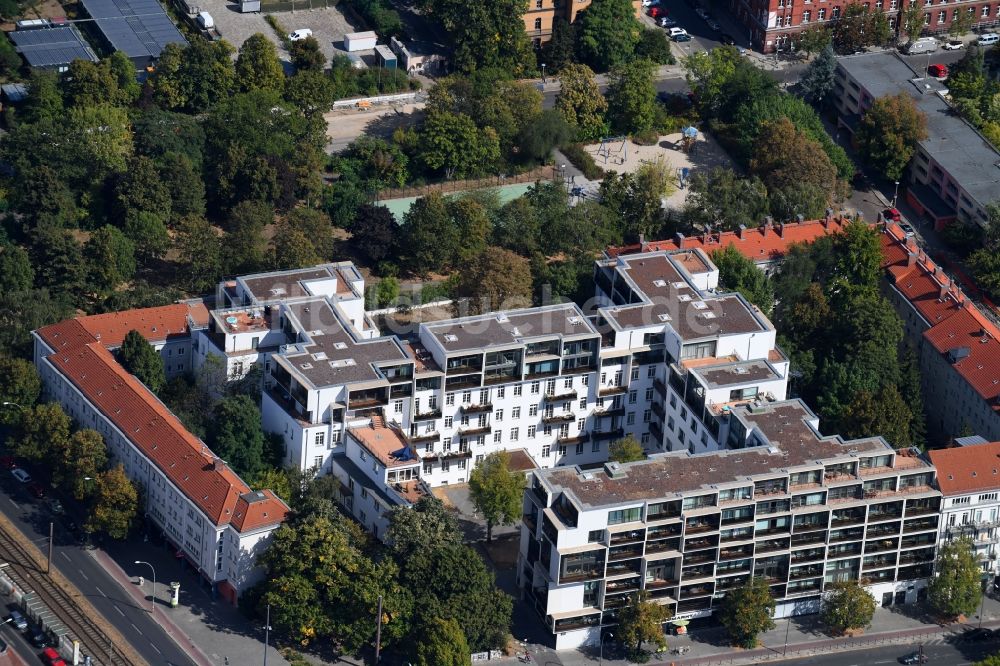 Berlin von oben - Wohngebiet der Mehrfamilienhaussiedlung Danziger Straße Ecke Prenzlauer Allee im Ortsteil Prenzlauer Berg in Berlin, Deutschland