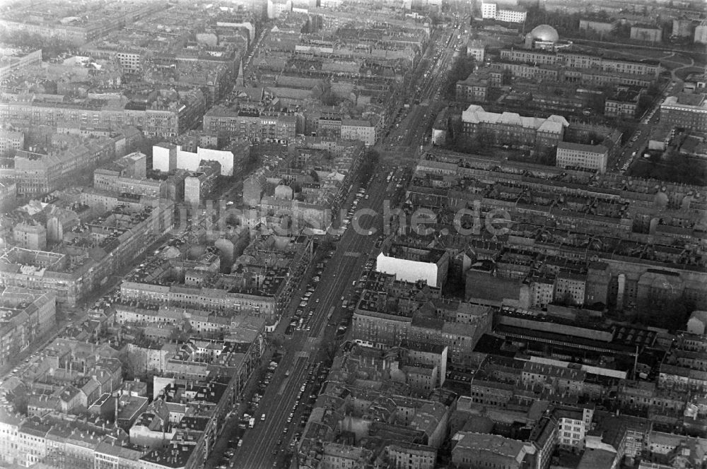 Luftbild Berlin - Wohngebiet der Mehrfamilienhaussiedlung mit DDR- Altbausubstanz im Ortsteil Prenzlauer Berg in Berlin, Deutschland