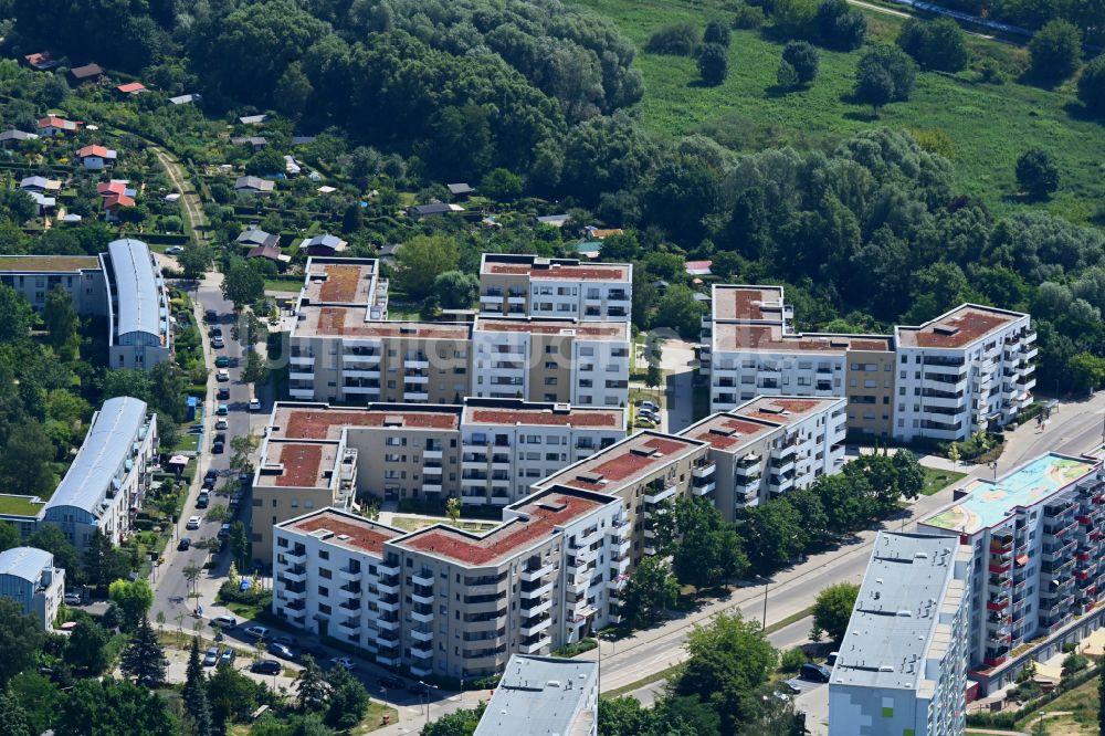 Berlin von oben - Wohngebiet einer Mehrfamilienhaussiedlung der degewo AG in Biesdorf in Berlin