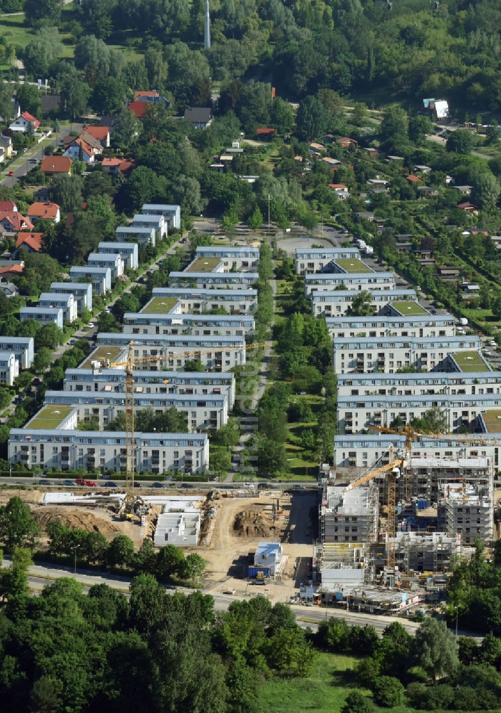 Berlin aus der Vogelperspektive: Wohngebiet einer Mehrfamilienhaussiedlung der degewo AG an der Joachim-Ringelnatz-Straße - Hans-Fallada-Straße - Cecilienstraße im Ortsteil Biesdorf in Berlin